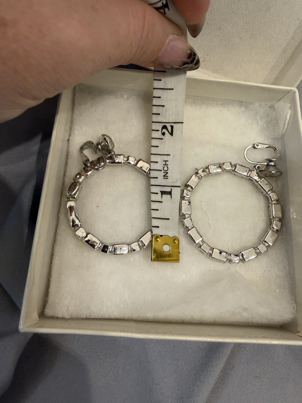 Vintage Weiss Rhinestone Hoop Earrings Silver Tone Clip On Statement4