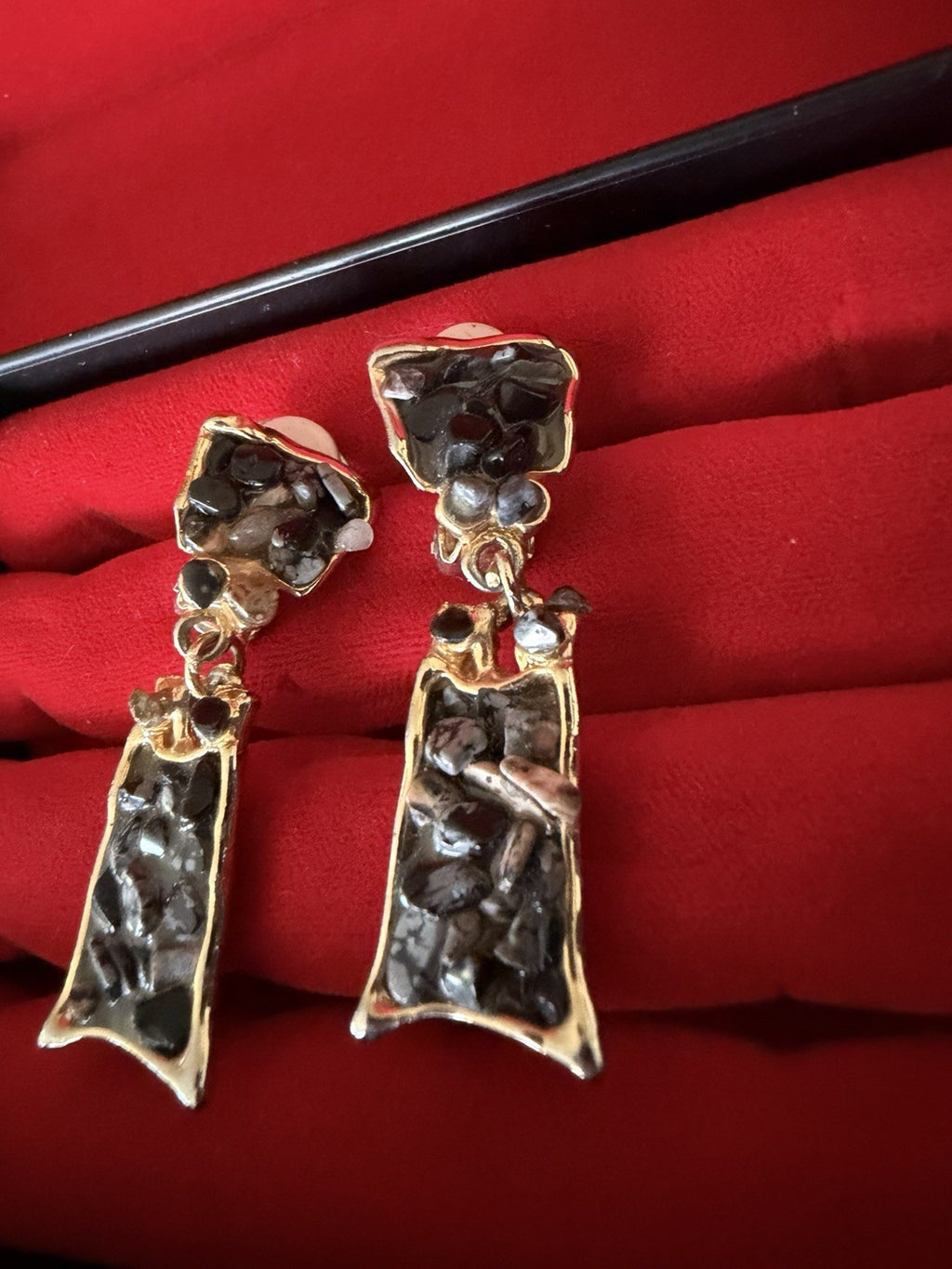 Vintage Black Stone Chip Mosaic Dangle Clip On Earrings Gold Tone Brutalist1