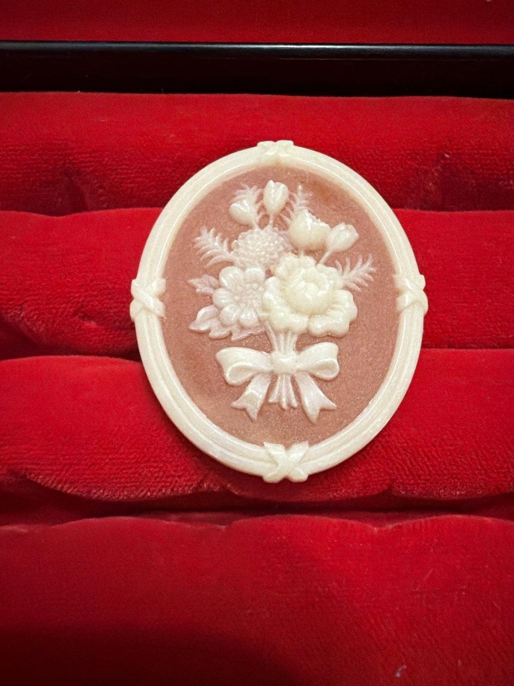 Vintage Avon Oval Floral Cameo Brooch Peach White Flowers & Bow Collectible0