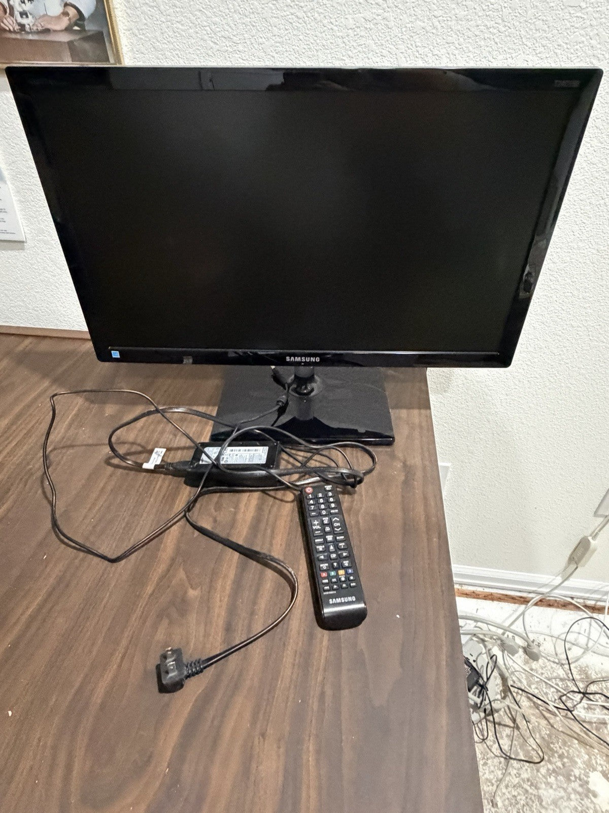 Samsung UN32EH4003F 32" LCD 720p HDTV Black w/ Remote & Power Adapter HDMI2