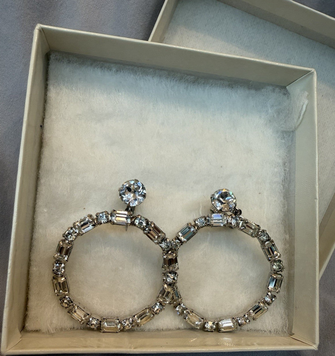 Vintage Weiss Rhinestone Hoop Earrings Silver Tone Clip On Statement0