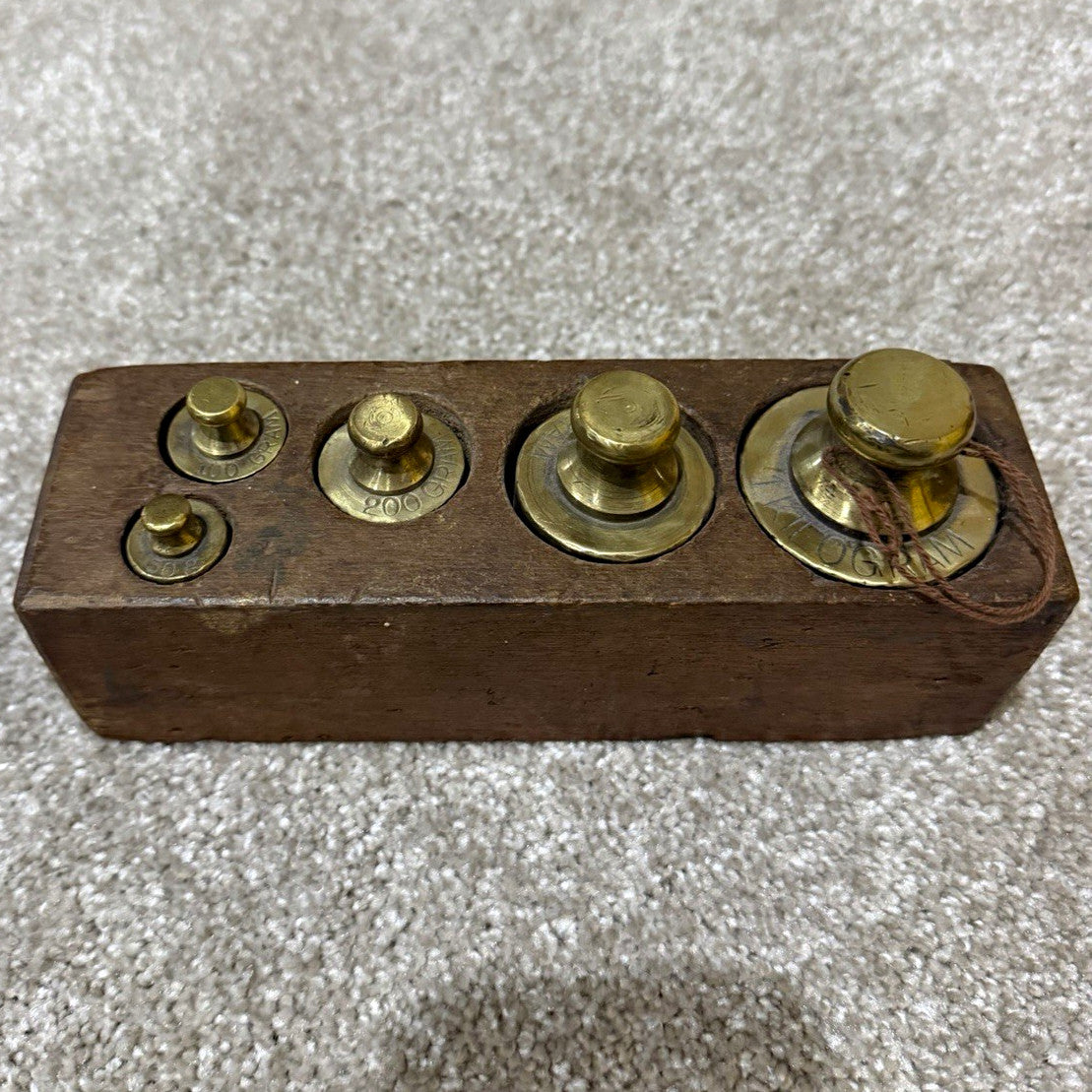 Antique Brass Metric Scale Weights 1000 500 200 100 Gram Wooden Block Set0