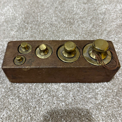 Antique Brass Metric Scale Weights 1000 500 200 100 Gram Wooden Block Set0